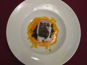 Kabeljaufilet auf der Haut gebraten mit Spinat und Hummerschaum - Rezept