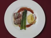 Lammfilet auf Kartoffelpüree und grünem Spargel an Rotweinjus und Minzsoße - Rezept