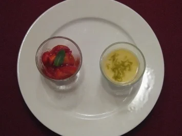 Rezept: Limonen-Ingwer-Panna-Cotta mit Erdbeeren Limonen-Ingwer-Panna-Cotta mit Erdbeeren - Rezept