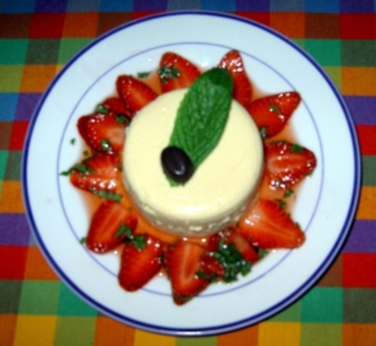 Karamell-Panna-Cotta mit marinierten Erdbeeren - Rezept