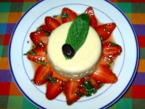 Karamell-Panna-Cotta mit marinierten Erdbeeren - Rezept