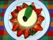 Karamell-Panna-Cotta mit marinierten Erdbeeren - Rezept