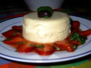 Karamell-Panna-Cotta mit marinierten Erdbeeren - Rezept - Bild Nr. 2