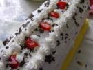 Sahnige Bisquitrolle mit Erdbeeren und Apfel-Rhabarber-Kompott - Rezept