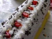 Sahnige Bisquitrolle mit Erdbeeren und Apfel-Rhabarber-Kompott - Rezept