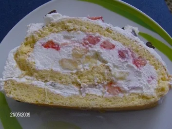 Sahnige Bisquitrolle mit Erdbeeren und Apfel-Rhabarber-Kompott - Rezept - Bild Nr. 3