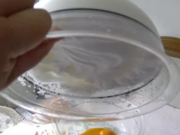 Sahnige Bisquitrolle mit Erdbeeren und Apfel-Rhabarber-Kompott - Rezept - Bild Nr. 4