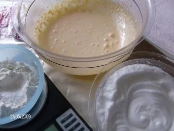 Sahnige Bisquitrolle mit Erdbeeren und Apfel-Rhabarber-Kompott - Rezept - Bild Nr. 5