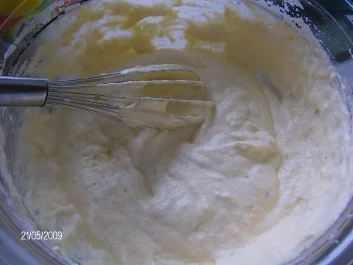 Sahnige Bisquitrolle mit Erdbeeren und Apfel-Rhabarber-Kompott - Rezept - Bild Nr. 6