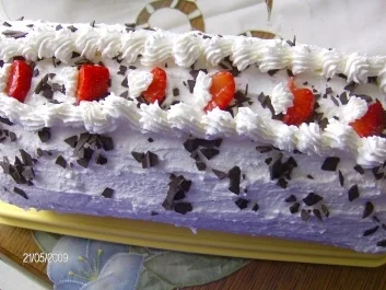 Sahnige Bisquitrolle mit Erdbeeren und Apfel-Rhabarber-Kompott - Rezept - Bild Nr. 10