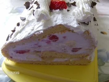 Sahnige Bisquitrolle mit Erdbeeren und Apfel-Rhabarber-Kompott - Rezept - Bild Nr. 9