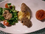 Geflügellebermousse mit Chutney und Feldsalat auf Apfelzwiebelring - Rezept