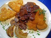 Jägerschnitzel sind  ein Dauerbrenner auswärts ... - Rezept