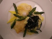 Seeteufel im Parmesanmantel an Sepianudeln mit grünem Spargel und Mangorahmsoße - Rezept