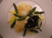 Seeteufel im Parmesanmantel an Sepianudeln mit grünem Spargel und Mangorahmsoße - Rezept