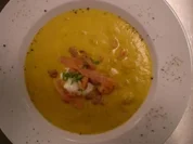 Möhren-Orangen-Suppe mit Nordseekrabben und Räucherlachs - Rezept
