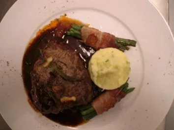 Rinderfilet an Marsala-Soße mit Kressepüree und Bohnen im Speckmantel - Rezept