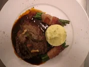 Rinderfilet an Marsala-Soße mit Kressepüree und Bohnen im Speckmantel - Rezept