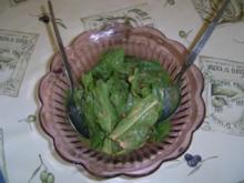 Grüner Salat in Paprika-Sahnedressing - Rezept