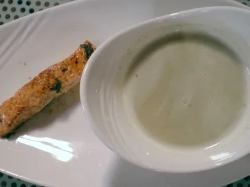 Rezept: Sauerampfersuppe dazu gebratene Lachsstreifen in Salbeibutter Sauerampfersuppe dazu gebratene Lachsstreifen in Salbeibutter - Rezept