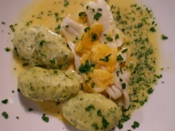Pochierte Schollenfilets mit Orangensoße und Petersilienklößchen - Rezept