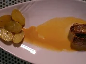 Schweinefilet mit Rosmarin gespickt in Serpis-Absinthsoße an Thymiankartoffeln - Rezept