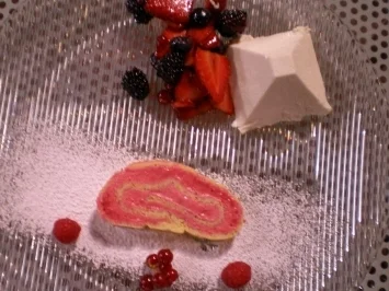 Rezept: Biskuitrolle mit Himbeer-Sahnecreme an Holunderblüten-Quarkmousse und Balsamicobeeren Biskuitrolle mit Himbeer-Sahnecreme an Holunderblüten-Quarkmousse und Balsamicobeeren - Rezept