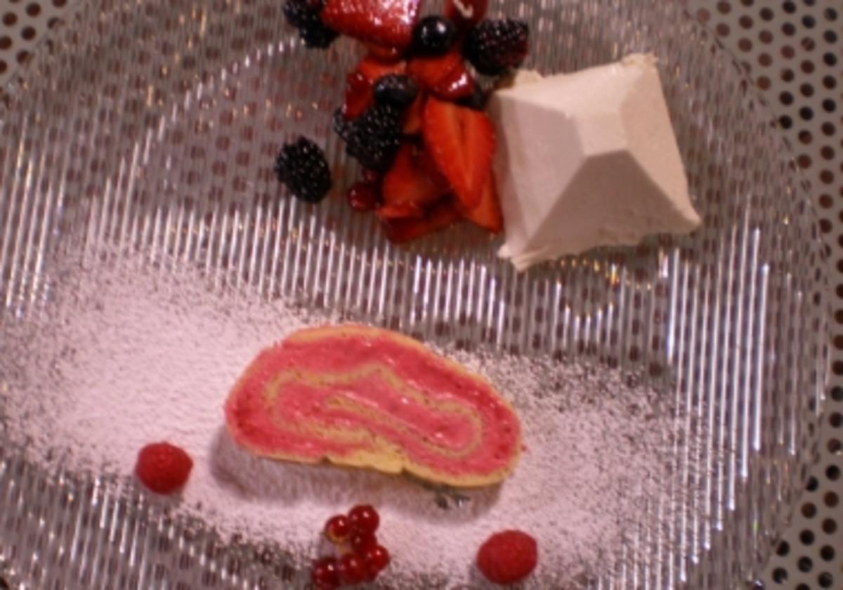 Biskuitrolle mit Himbeer-Sahnecreme an Holunderblüten-Quarkmousse und ...