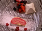 Biskuitrolle mit Himbeer-Sahnecreme an Holunderblüten-Quarkmousse und Balsamicobeeren - Rezept