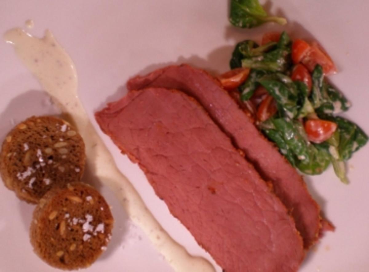 Zarter Pastrami auf Feldsalat mit Senf-Dressing und Roggenbrotkrostinis - Rezept