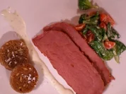 Zarter Pastrami auf Feldsalat mit Senf-Dressing und Roggenbrotkrostinis - Rezept