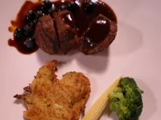 Rehfilet an der Vanilleblume mit Blaubeersoße an Kartoffelrösti und Gemüse der Saison - Rezept