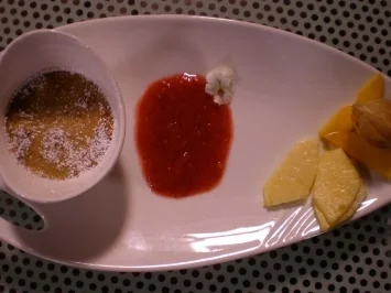 Indische Crème brûlée, dazu frisches Obst auf einem Rhabarber-Erdbeer-Soßenspiegel - Rezept