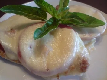 Rezept: Hähnchenbrust mit Tomate und Mozzarella überbacken Hähnchenbrust mit Tomate und Mozzarella überbacken - Rezept