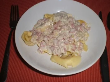 Rezept: Tortellini mit Käse-Schinken-Sahne Soße Tortellini mit Käse-Schinken-Sahne Soße - Rezept