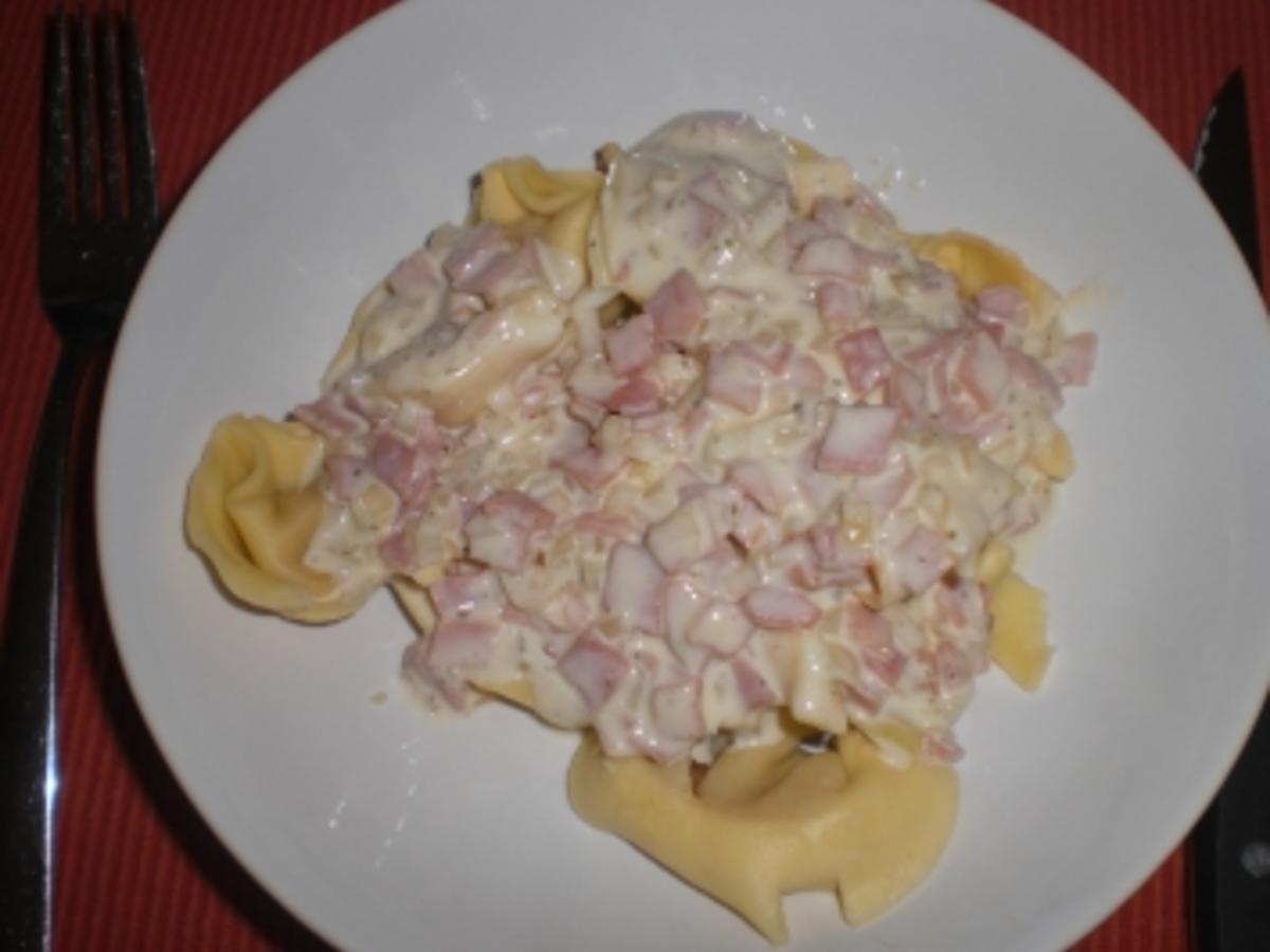 Tortellini mit Käse-Schinken-Sahne Soße - Rezept - kochbar.de