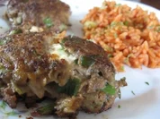 Mit Feta gefüllte Frikadellen und Express Tomatenreis - Rezept