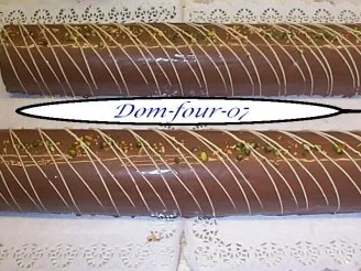 Rezept: EINE BÛCHE VON MILCHSCHOKOLADE MIT VANILLEMOUSSE FÜR ZWEI FORMEN EINE BÛCHE VON MILCHSCHOKOLADE MIT VANILLEMOUSSE FÜR ZWEI FORMEN - Rezept