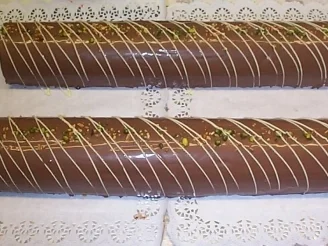 Rezept: EINE BÛCHE VON MILCHSCHOKOLADE MIT VANILLEMOUSSE FÜR ZWEI FORMEN Bild Nr. 2 EINE BÛCHE VON MILCHSCHOKOLADE MIT VANILLEMOUSSE FÜR ZWEI FORMEN - Rezept - Bild Nr. 2