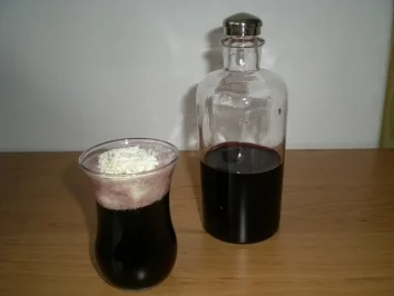 Rezept: Heißer Rotwein Likör mit Sahnehaube Heißer Rotwein Likör mit Sahnehaube - Rezept