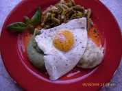 Zweierlei Sorten Kartoffelpüree an Spiegelei und Bohnensalat - Rezept