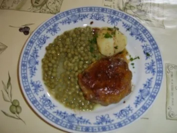 Kräuterhacksteak mit Knoblaucherbsen und Salzkartoffeln - Rezept