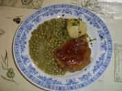 Kräuterhacksteak mit Knoblaucherbsen und Salzkartoffeln - Rezept