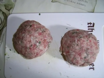 Kräuterhacksteak mit Knoblaucherbsen und Salzkartoffeln - Rezept - Bild Nr. 2