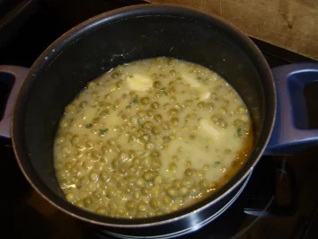 Kräuterhacksteak mit Knoblaucherbsen und Salzkartoffeln - Rezept - Bild Nr. 4