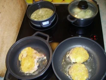 Kräuterhacksteak mit Knoblaucherbsen und Salzkartoffeln - Rezept - Bild Nr. 5