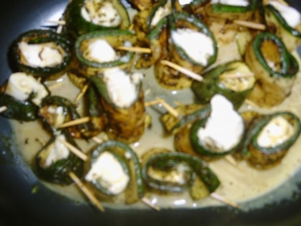 Zucchini Röllchen mit Büffelmozzarella - Rezept