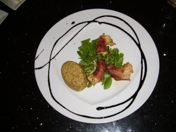 Hummerkrabben im Speckmantel auf Feldsalat mit Polentascheiben in Sesam - Rezept