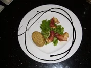 Hummerkrabben im Speckmantel auf Feldsalat mit Polentascheiben in Sesam - Rezept