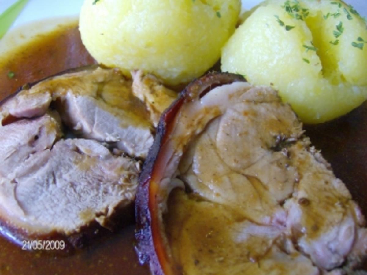 Spanferkel-Rollbraten mit Biersoße und Klößen - Rezept - kochbar.de